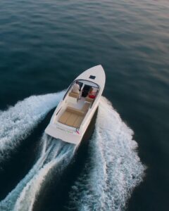 Barco a motor vs velero: qué elegir